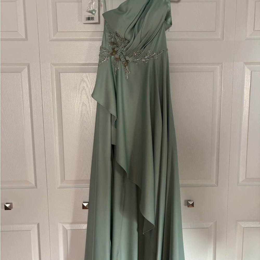 Elegant Mint Green Evening Dress